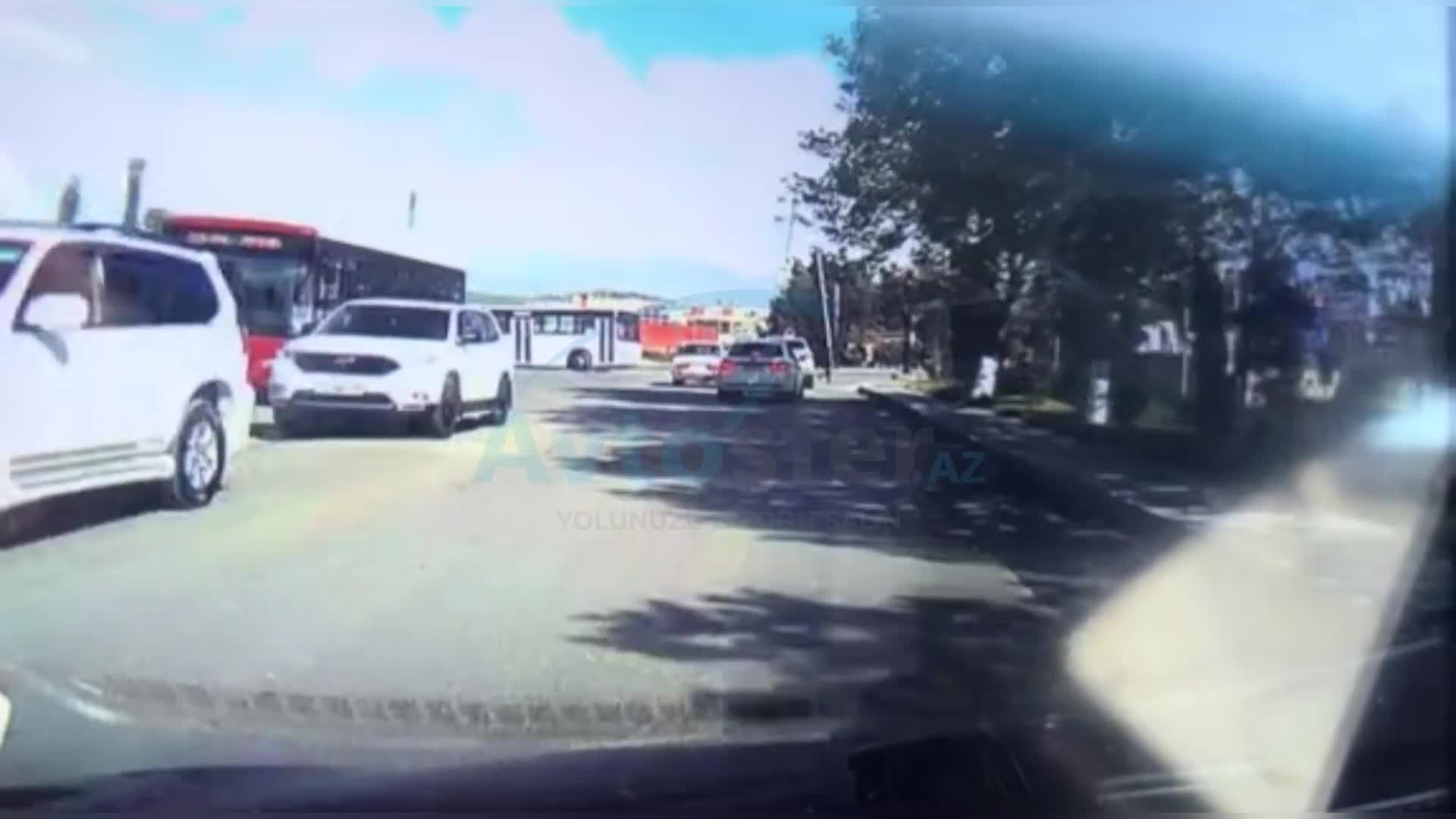 Sürücü dəfələrlə əks yola çıxıb riskli ötmələr etdi