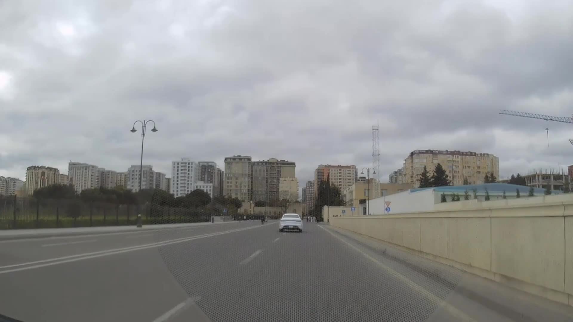 Yeraltı keçidin yanında kütləvi qayda pozuntusu