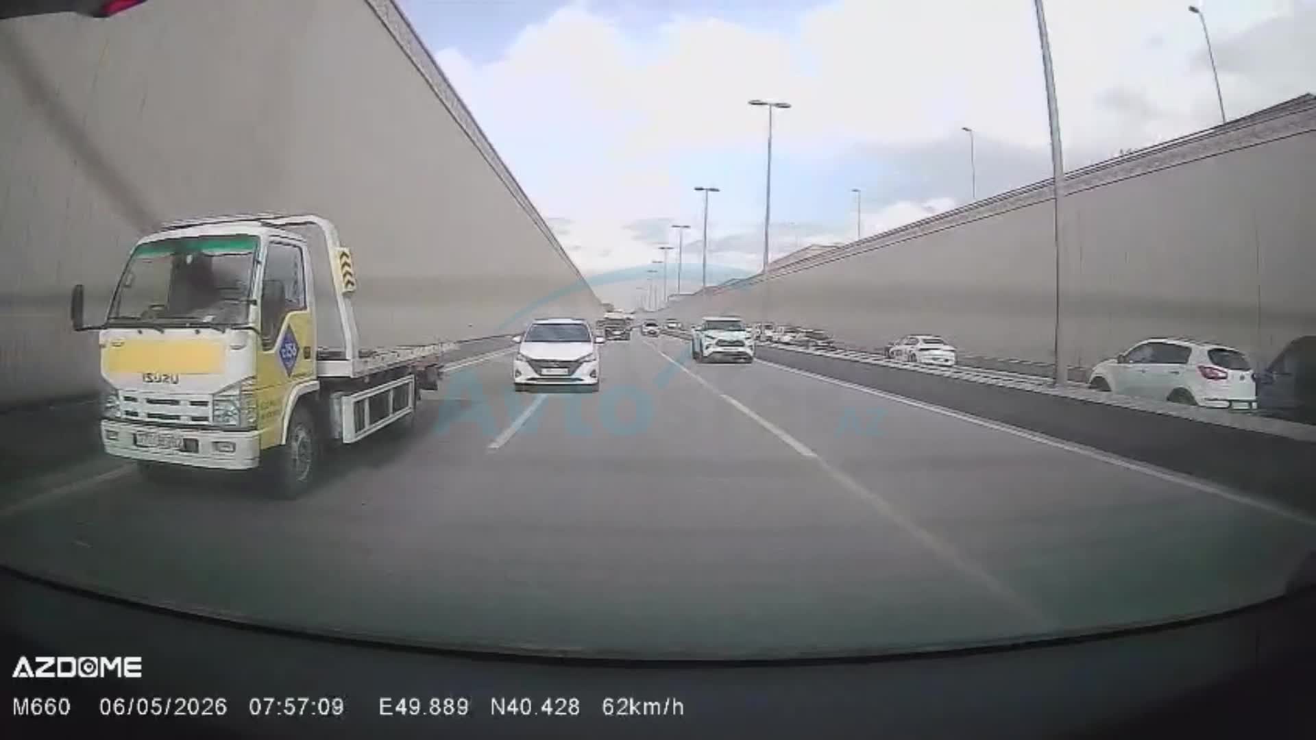 Başı telefona qarışan sürücü evakuatoru öz kefiylə sürdü