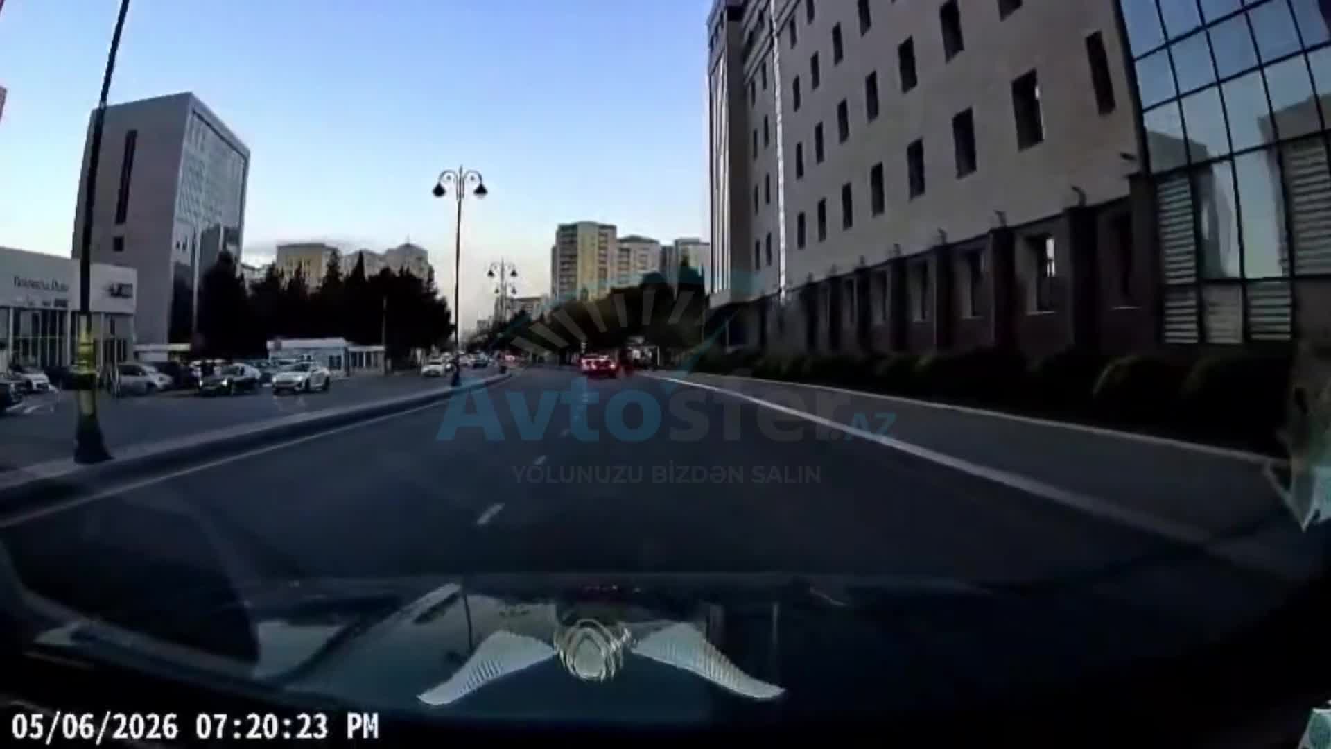 Sağdakı avtomobili görməzlikdən gəlib yoluna davam etdi