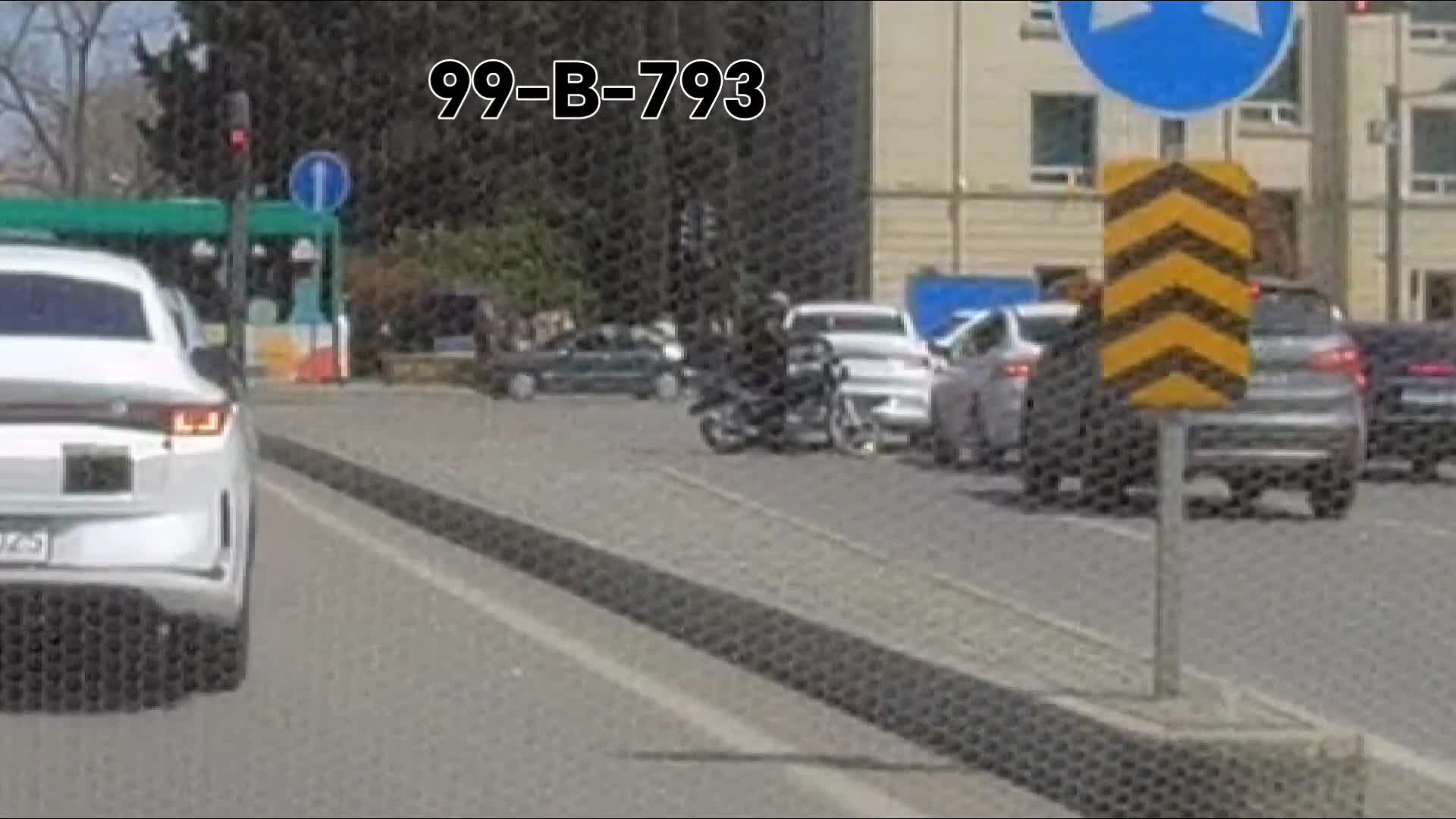 Birtərəfli yolun əksinə çıxan sürücü qaydaları pozdu