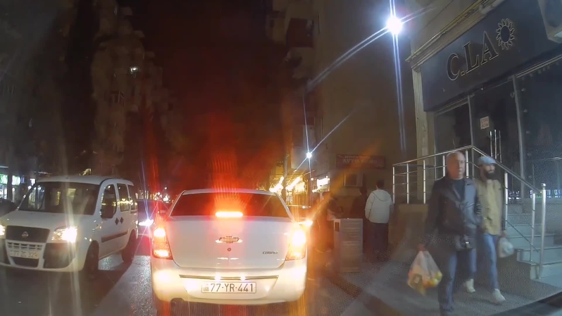 Yolayrıcında dayanıb söhbət edən sürücü hərəkəti məhdudlaşdırdı