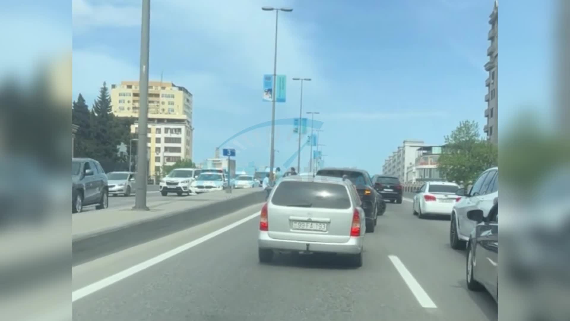 Bakıda ara məsafəsini gözlənəyən sürücülər qəzaya düşdü