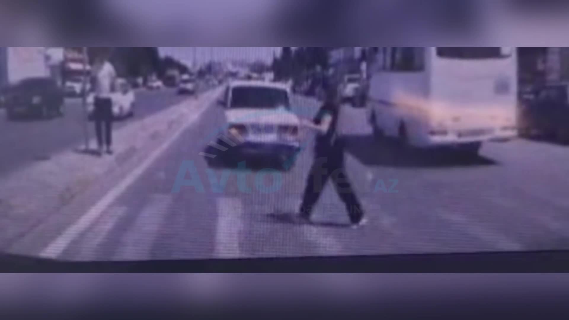 Sürücü avtobusun önündən çıxan piyadanı vurmasa da…