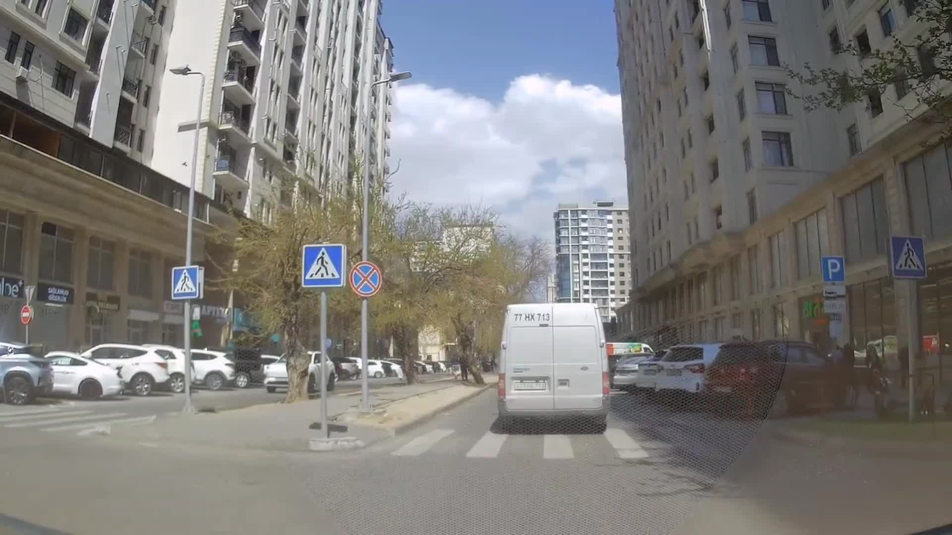 Yolun ortasında dayanıb hərəkətə mane oldu