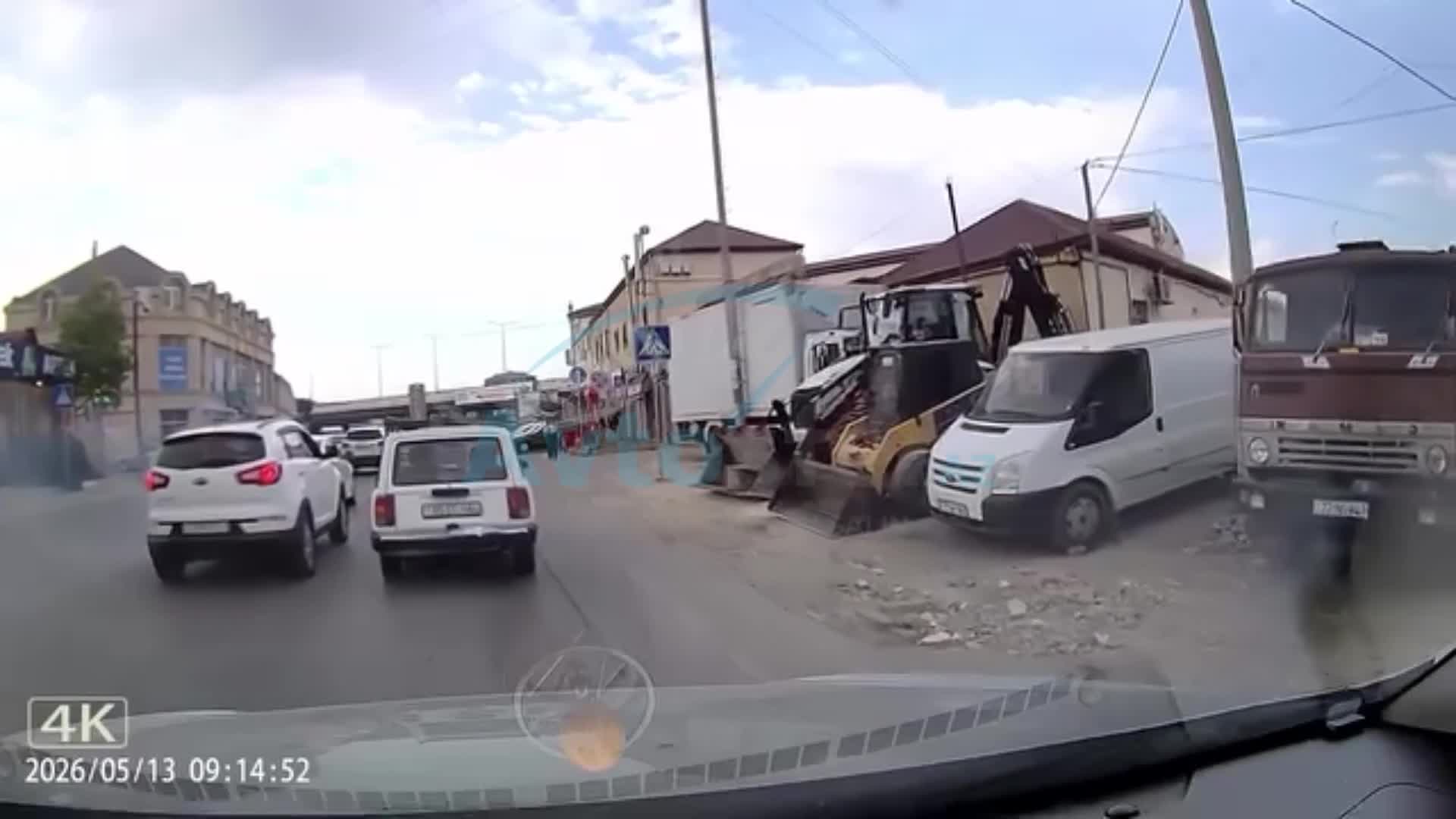 Masazırda sərnişin banan qabığını maşından yola atdı
