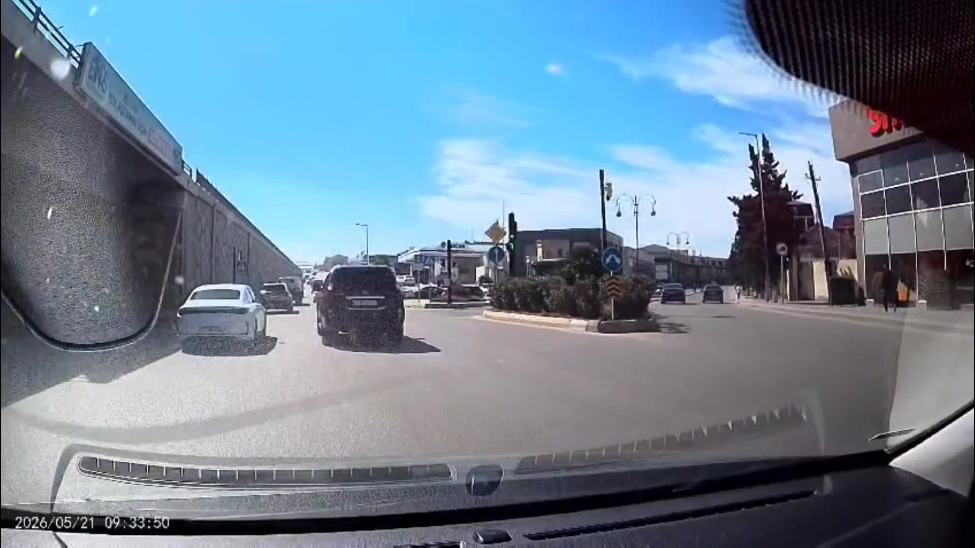 Qəfildən sönən yaşıl işıq sürücüləri təhlükəyə atır