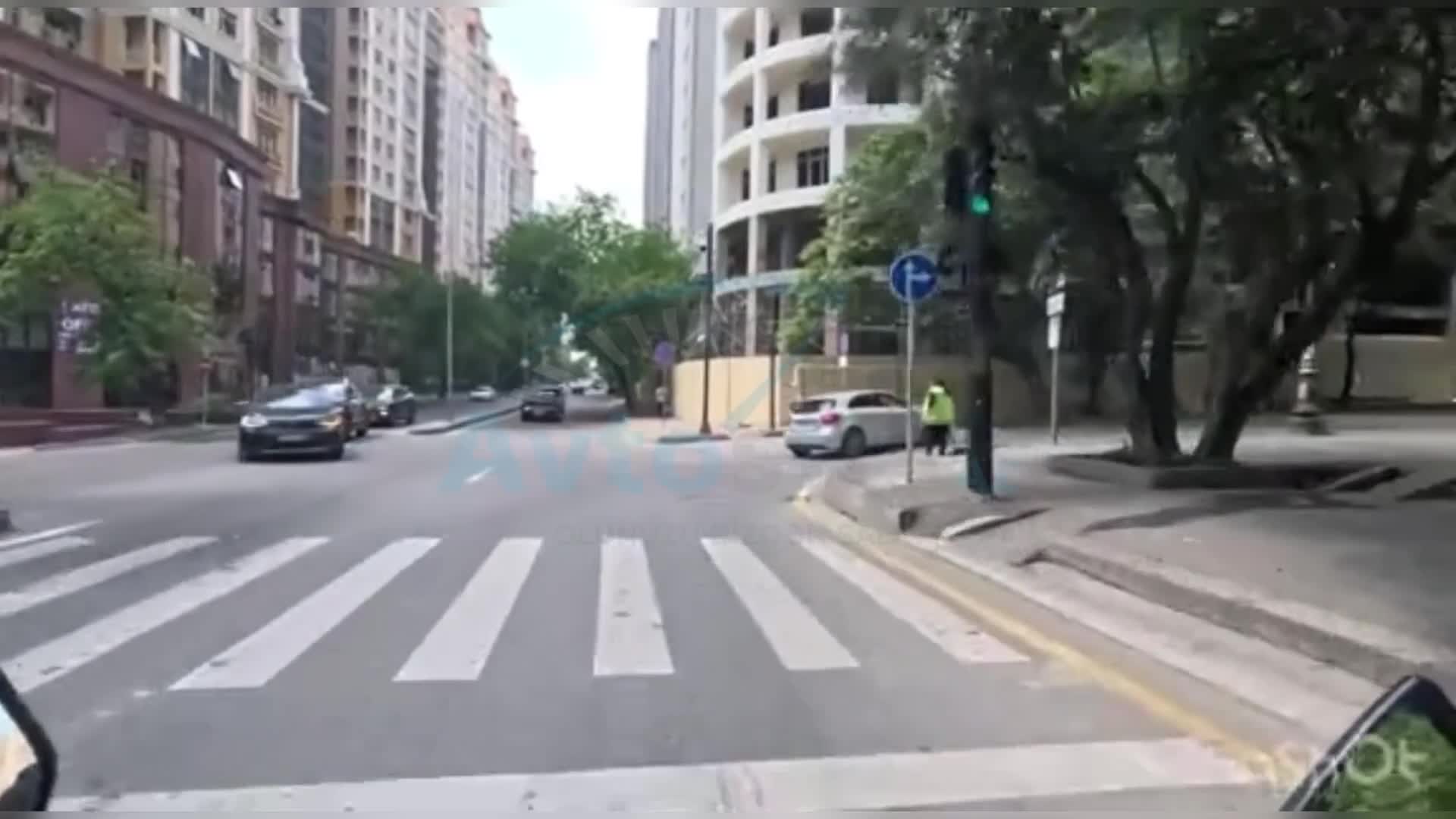 Qaydaları tərsinə anlayan sürücü motosikletçi ilə mübahisə etdi 