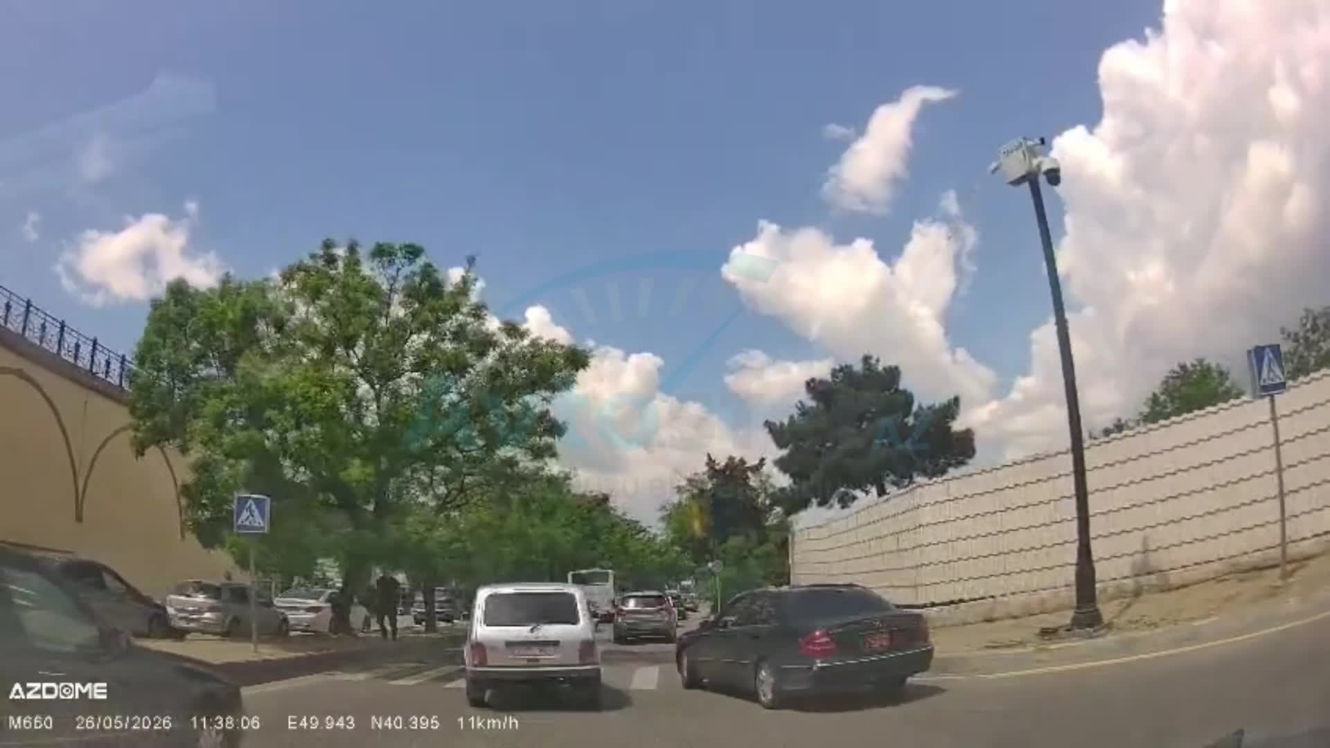 Başı telefona qarışan sürücü hərəkətə mane oldu 