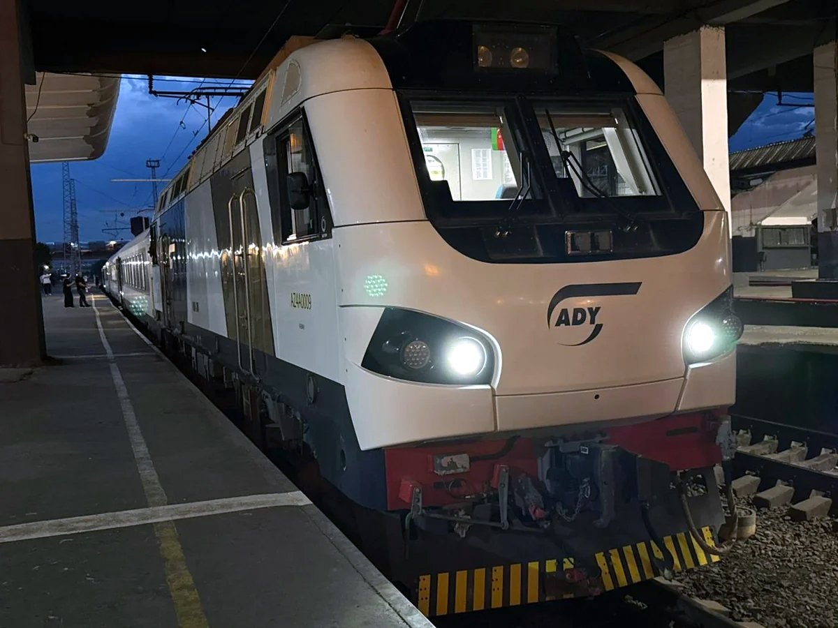 Sərnişin qatarı Tbilisidən Bakıya yola düşüb