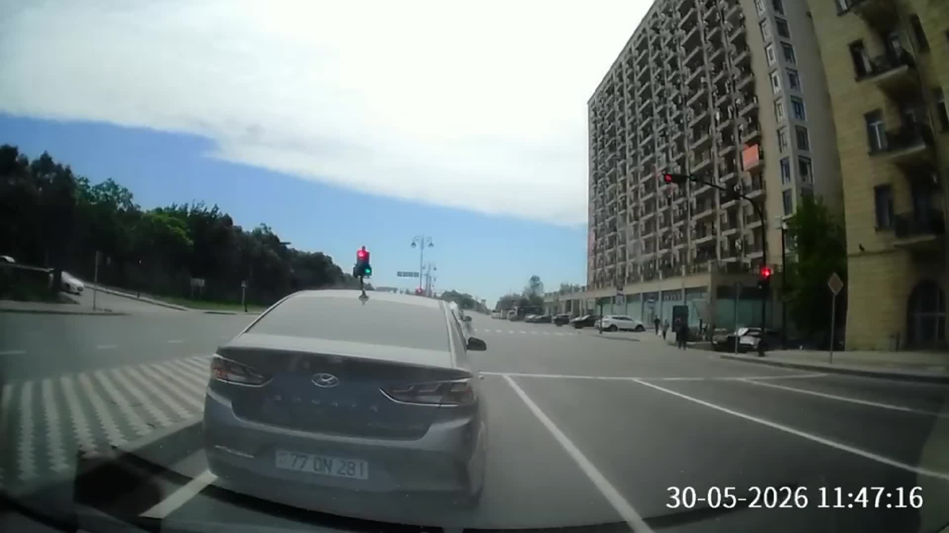 Qırmızı işığa məhəl qoymayan sürücü qəza şəraiti yaratdı