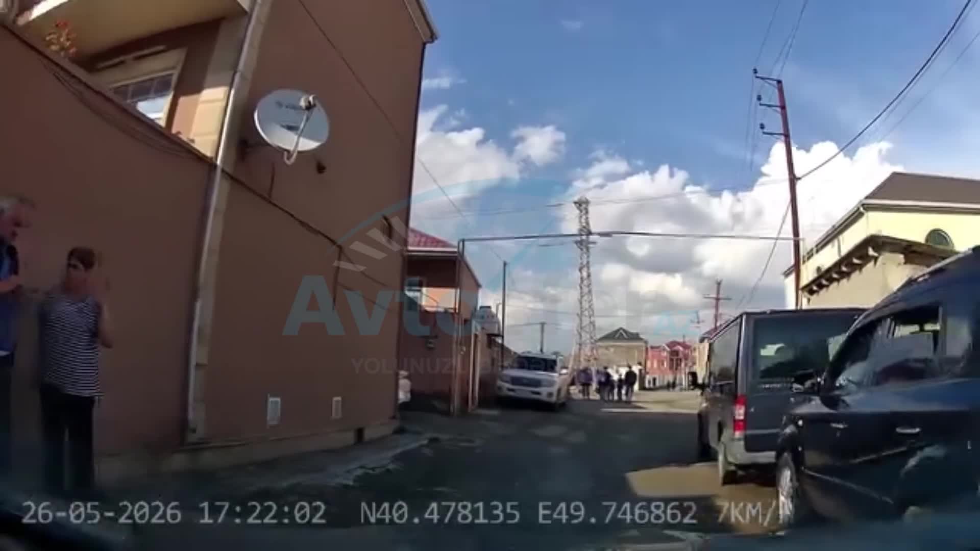 Başı söhbətə qarışan valideynlər uşağı ölümlə üz-üzə qoydu