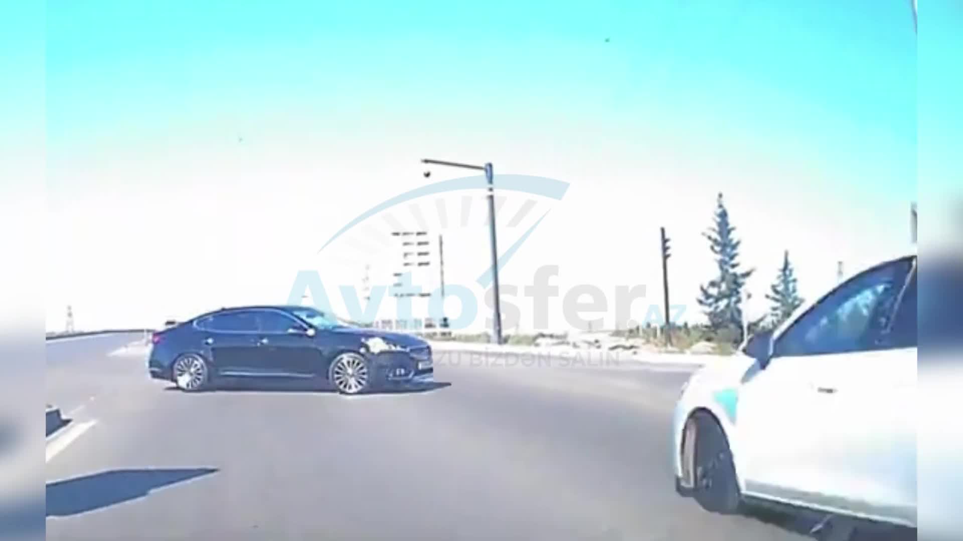 Növbəsini gözləmədən yolayrıcına girən sürücü qəza törətdi