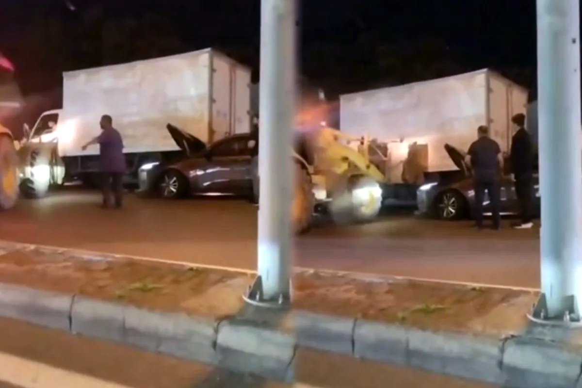 Minik avtomobili yük maşınına çırpılıb