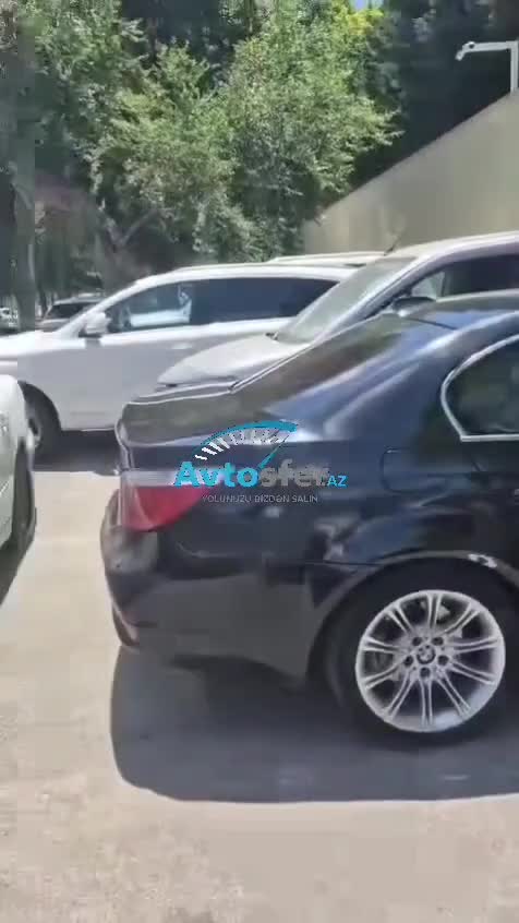 Mədəniyyətsiz sürücü maşını ortaqlıda saxlayıb