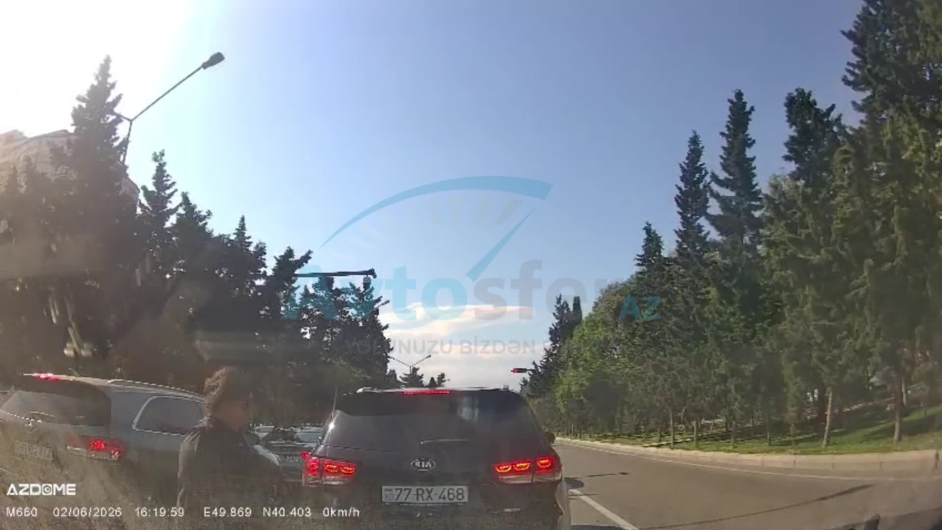 Piyada keçidi ola-ola yolu maşınların arasından keçdilər