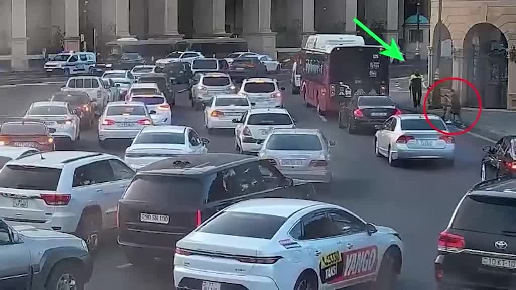 Yol polisi skuterçini qəzadan xilas etdi - Anbaan 
