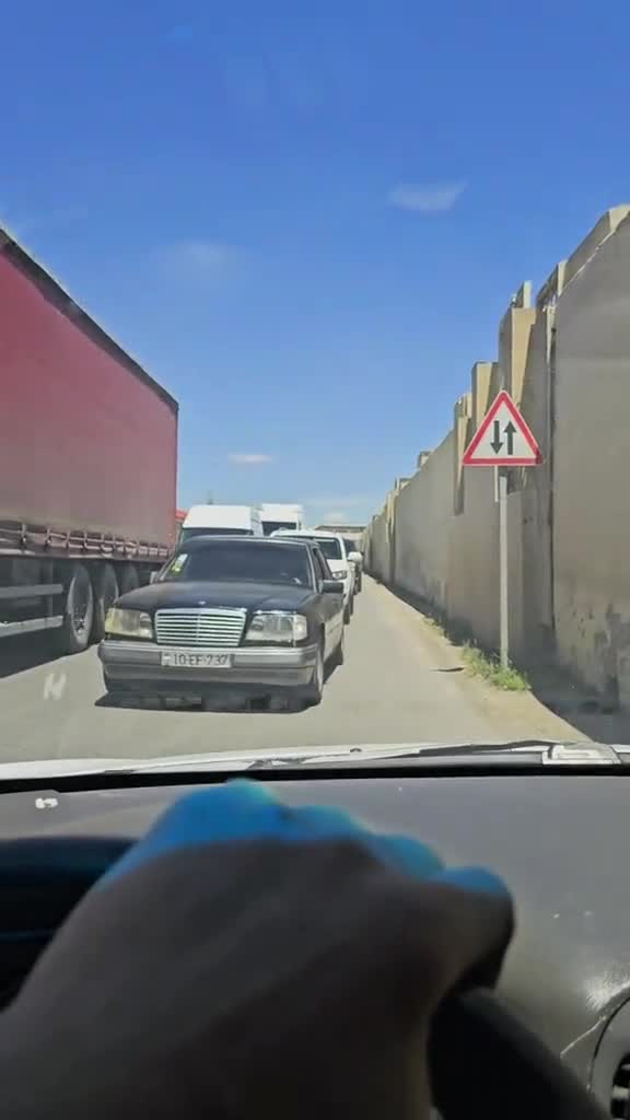 Qarşı zolağa çıxan sürücülər TƏHLÜKƏ YARADIRLAR