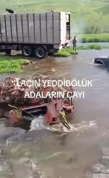 Laçında çayda batan “Niva” belə çıxarıldı