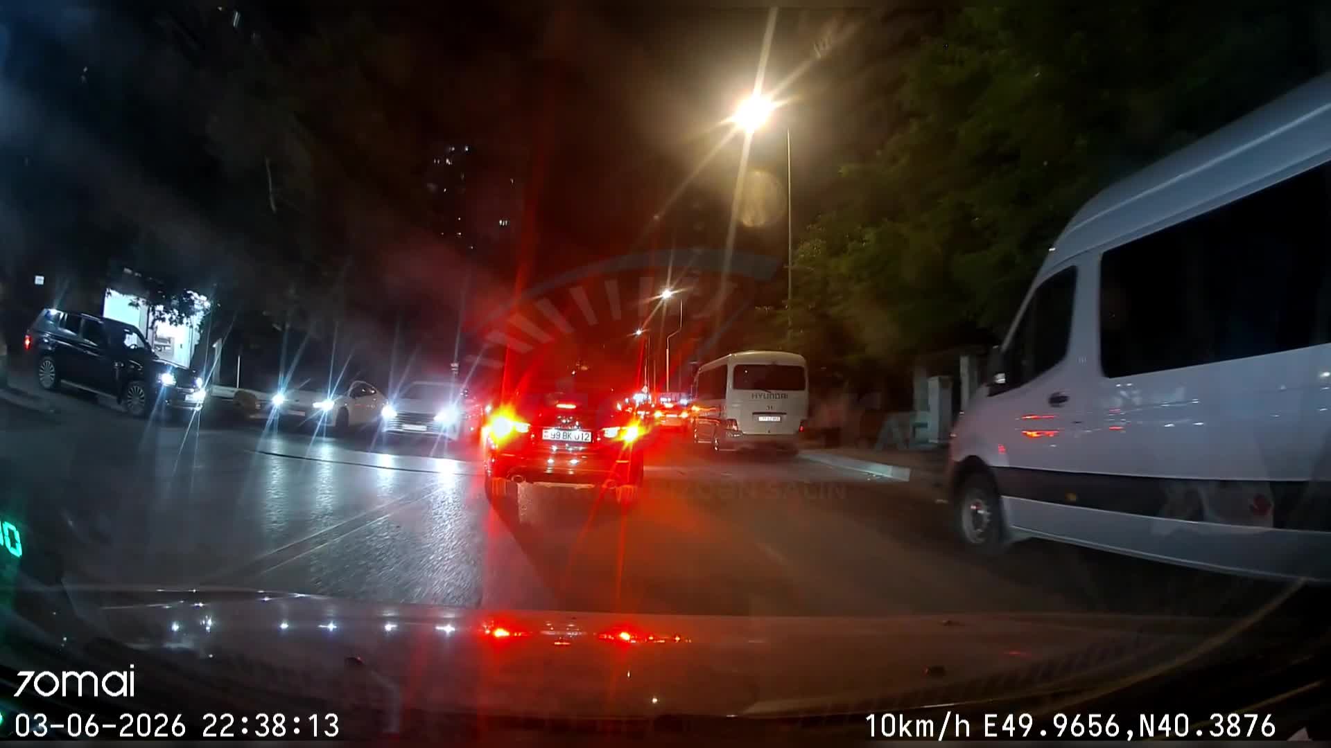 Moped sürücüsü faciədən son anda qurtuldu