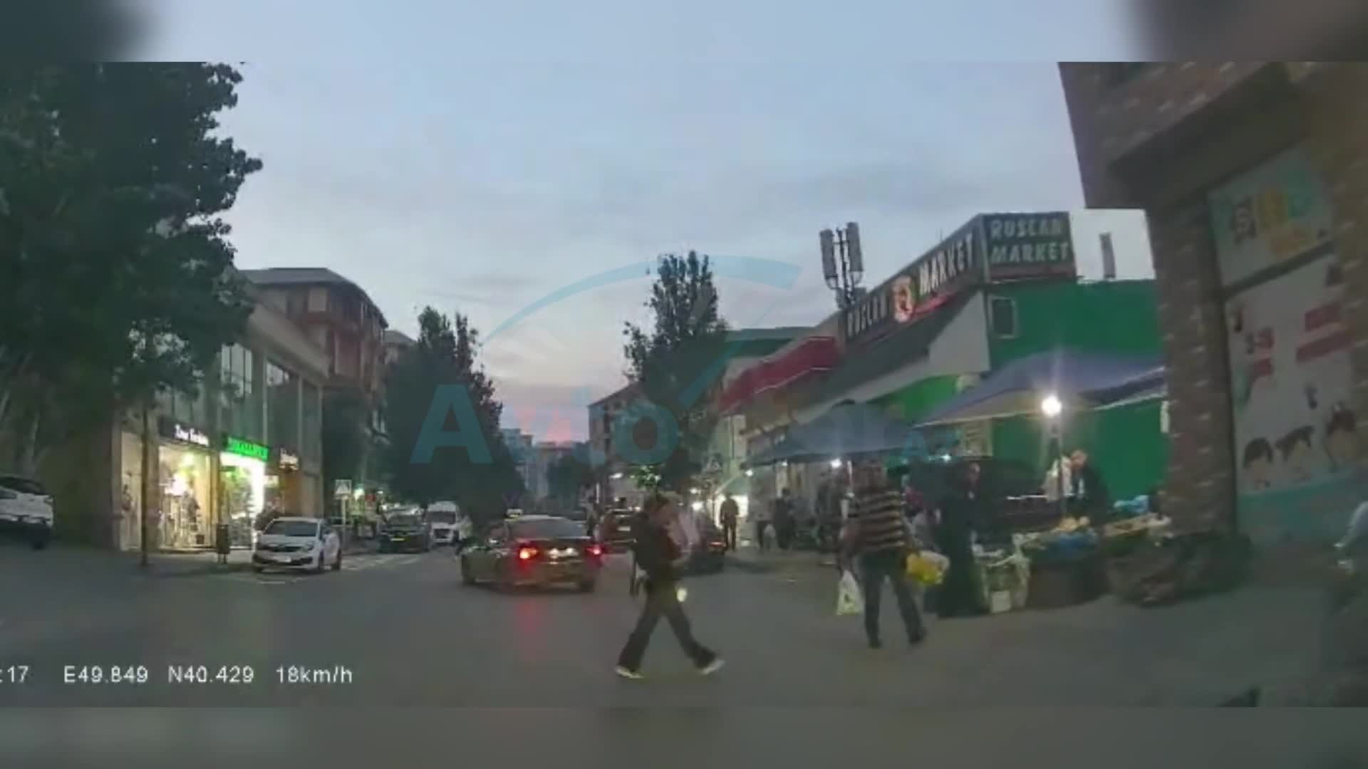 Yolu necə gəldi keçən qadın azyaşlı övladını da riskə atdı