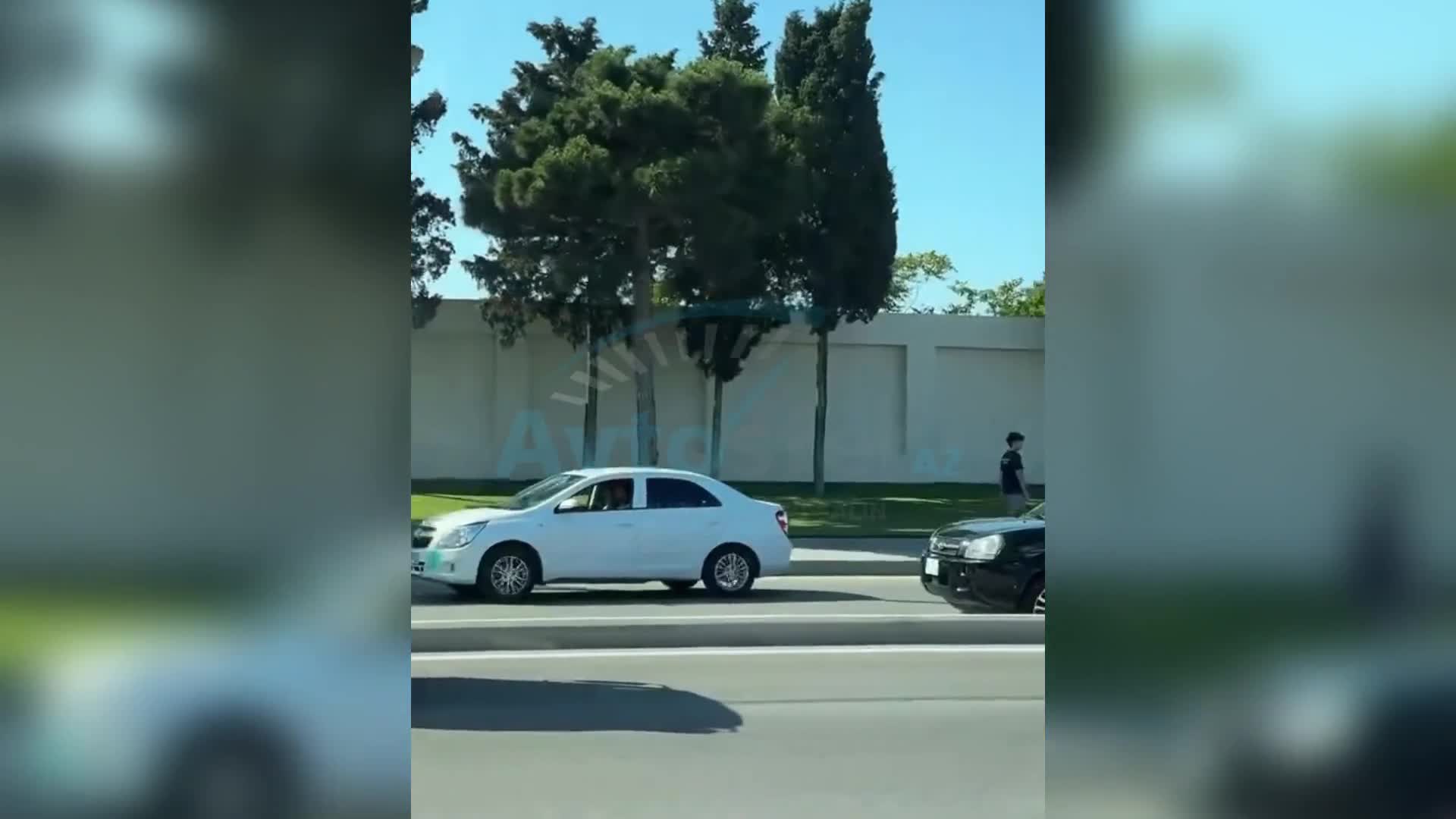 Prospektdə idarəetmədən çıxan “Prado” işıq dirəyinə çırpıldı