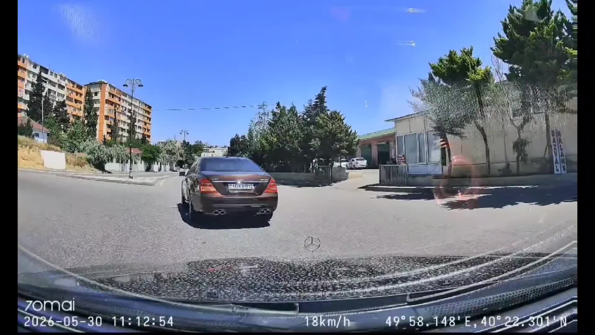 Dairədə yol verməyən sürücü qəza törətdi