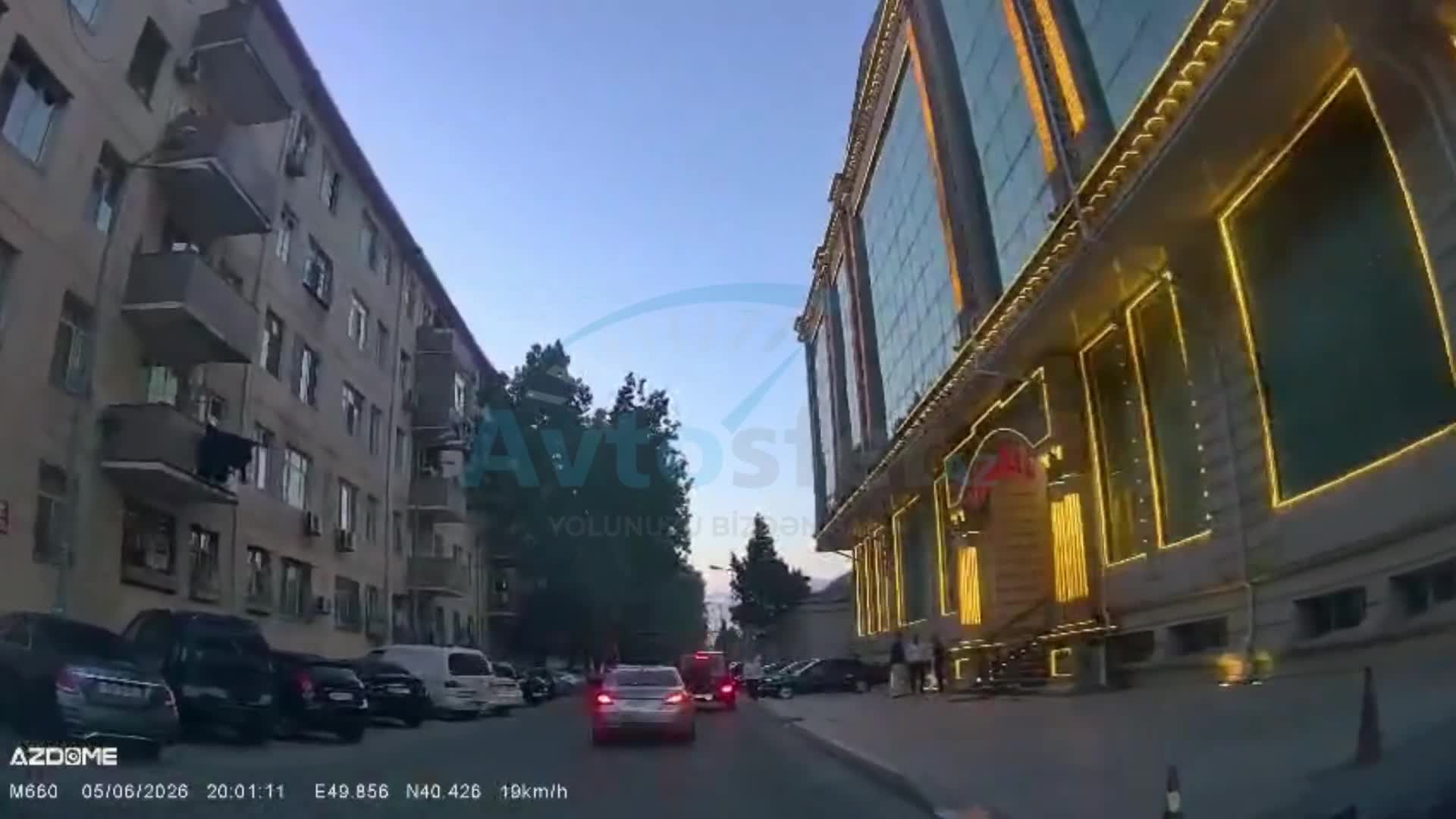 Sürücü bahalı “Mercedes”ini səkidə park etdi