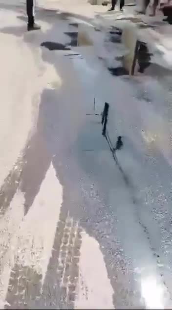 Binəqədidə küçədən neft çıxır? 
