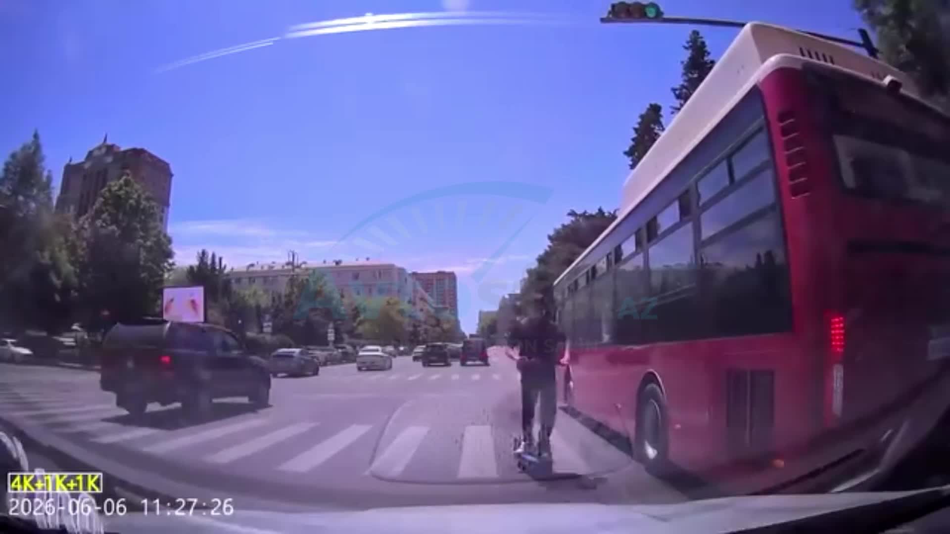 Skuterlə əks yola çıxan məktəbli avtomobillərin üzərinə sürdü