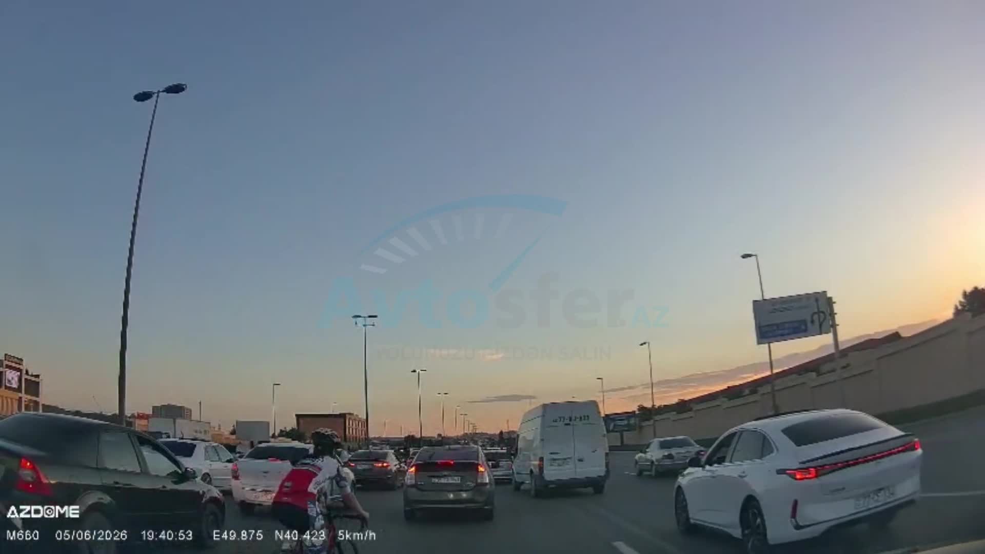 Avtomobillərin arasından keçən velosipedçilər təhlükə yaratdı