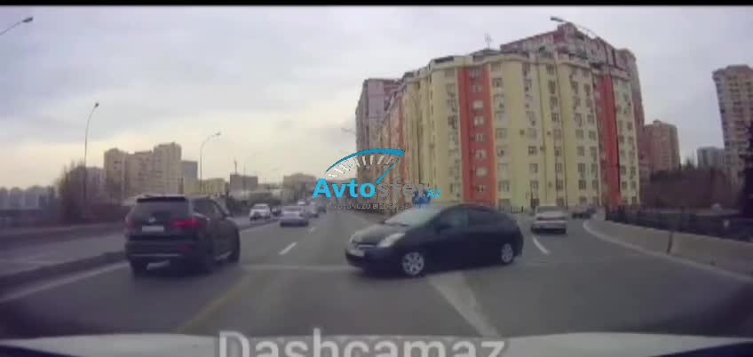 “Prius” sürücüsündən təhlükəli manevr