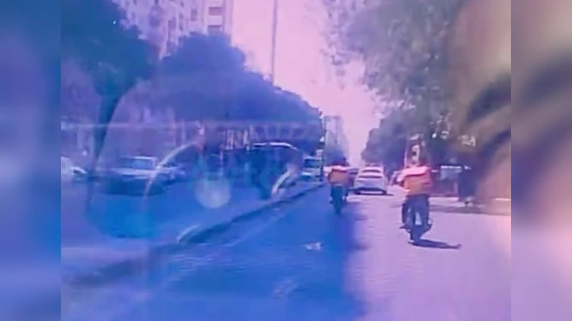 İki avtomobilin arasına girən moped sürücüsü