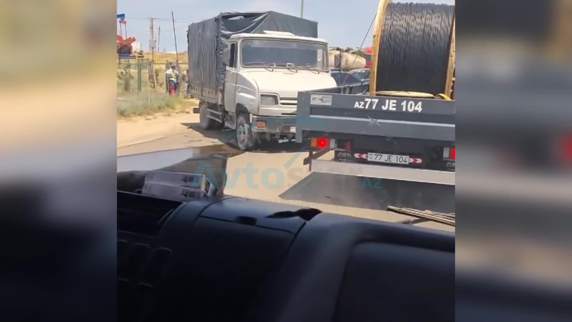 Balaxanıda “Prius” işıq dirəyinə çırpıldı 
