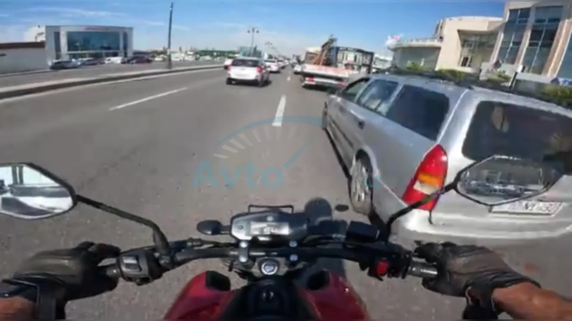Prospektdə piyada motosikletlə az qala toqquşacaqdı
