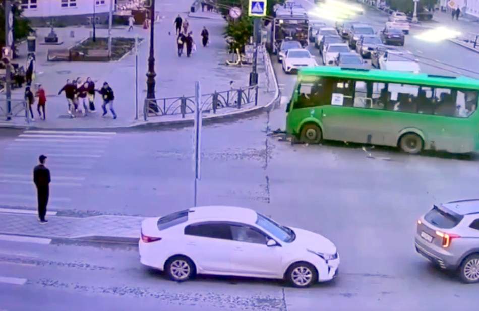 avtobus sürücüsü ağır yol qəzasına səbəb olub
