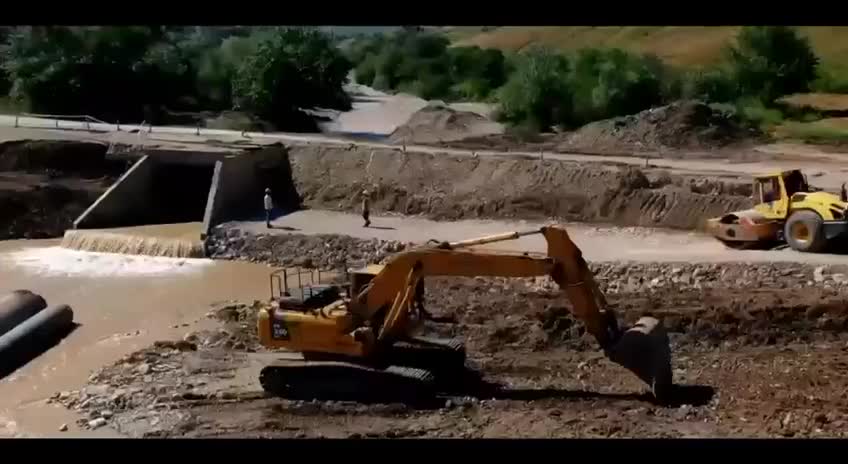 Sel suları 25 avtomobil yoluna ziyan vurdu