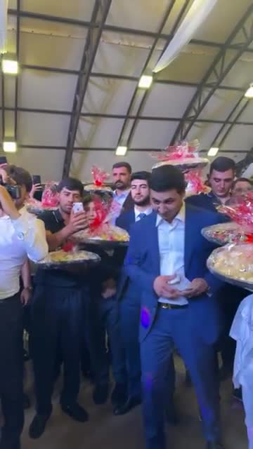 Toyunda oxuyan atasına nəmər verdi
