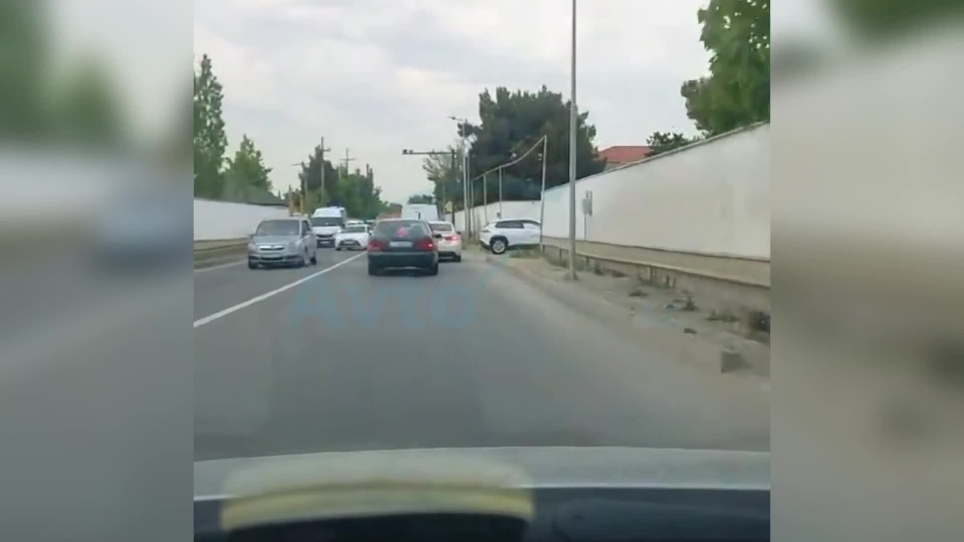 Pirşağıda “Nissan” aşdı - Sürücü xəsarət aldı