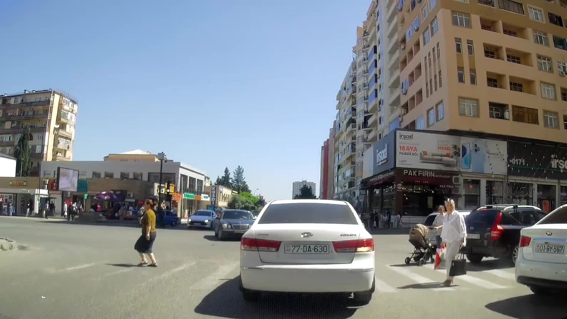 Üstünlüyü olan sürücünün qarşısını kəsib əl-qolla etiraz etdi