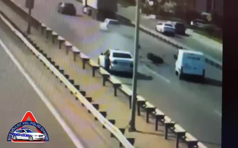 Nasaz avtomobil hüquqsuz motosiklet idarə edən gənc