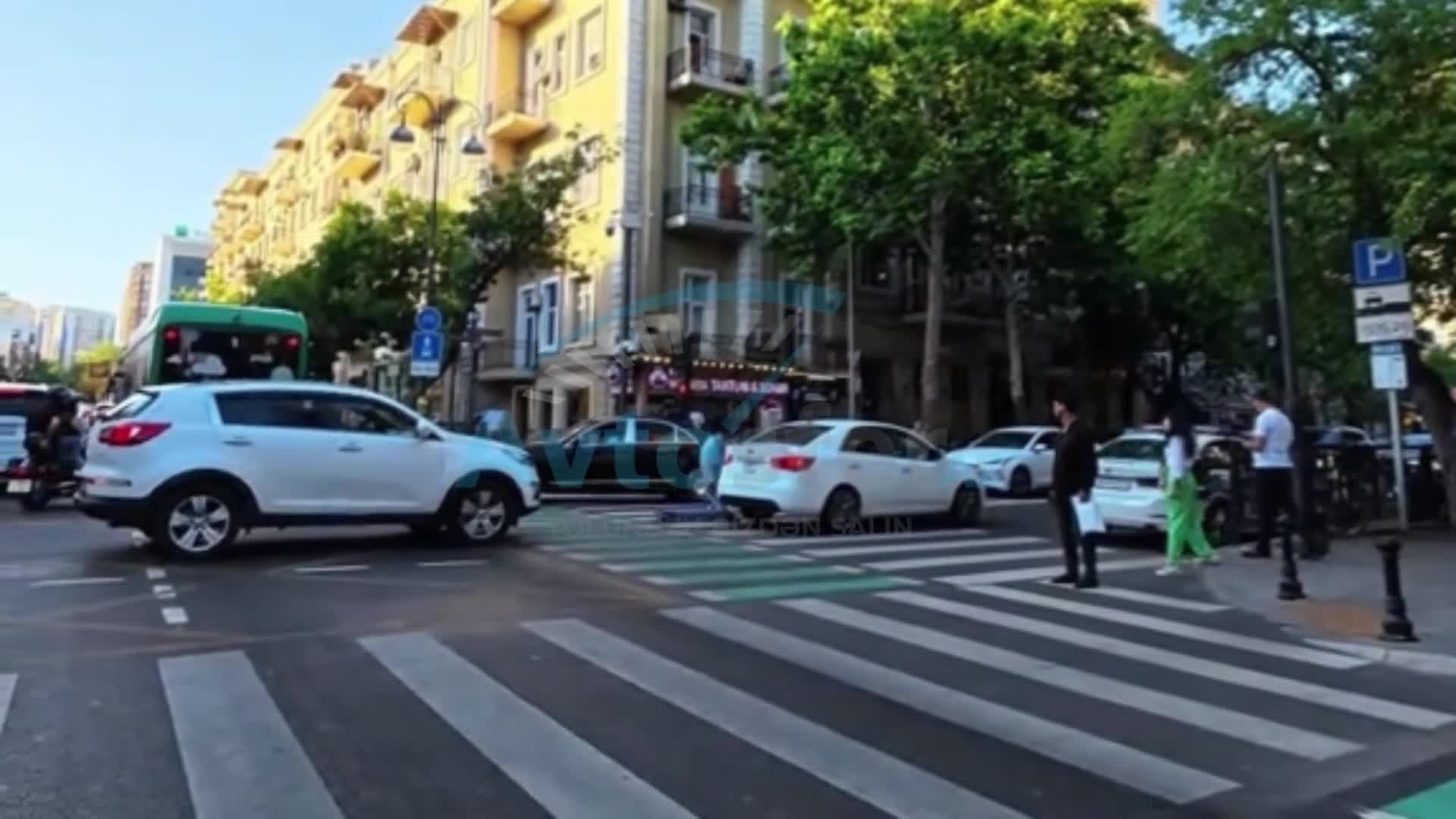 Əks yola çıxan skuter sürücüsü avtomobillə toqquşdu