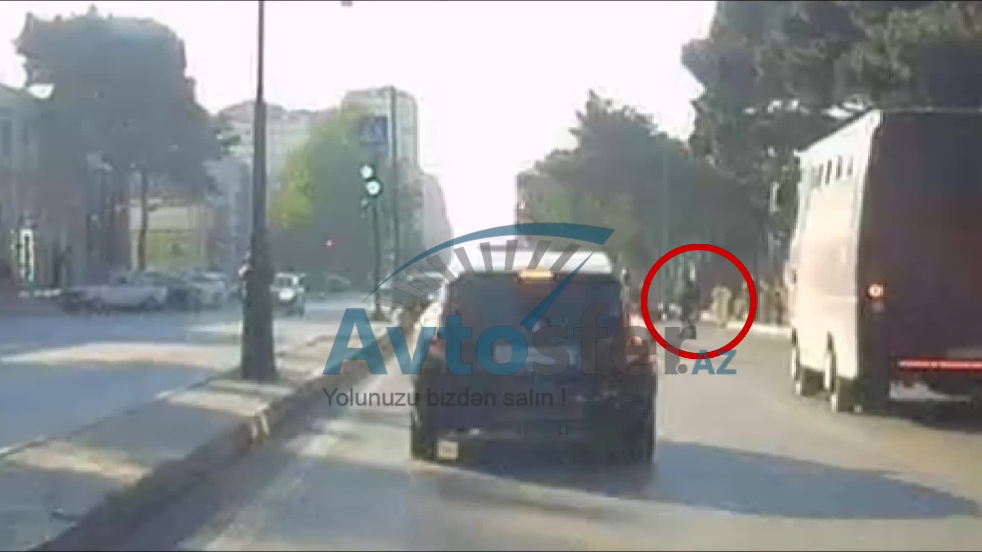 Qaydanı pozan yaşlı qadın maşının altında qalacaqdı