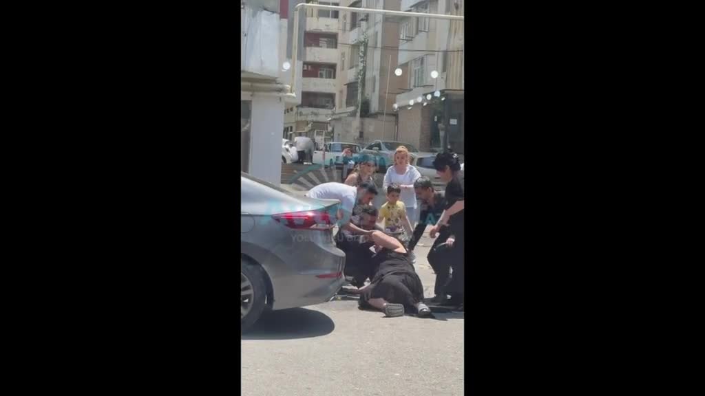 Prospektdə arxa-arxaya hərəkət edən sürücü piyadanı vurdu