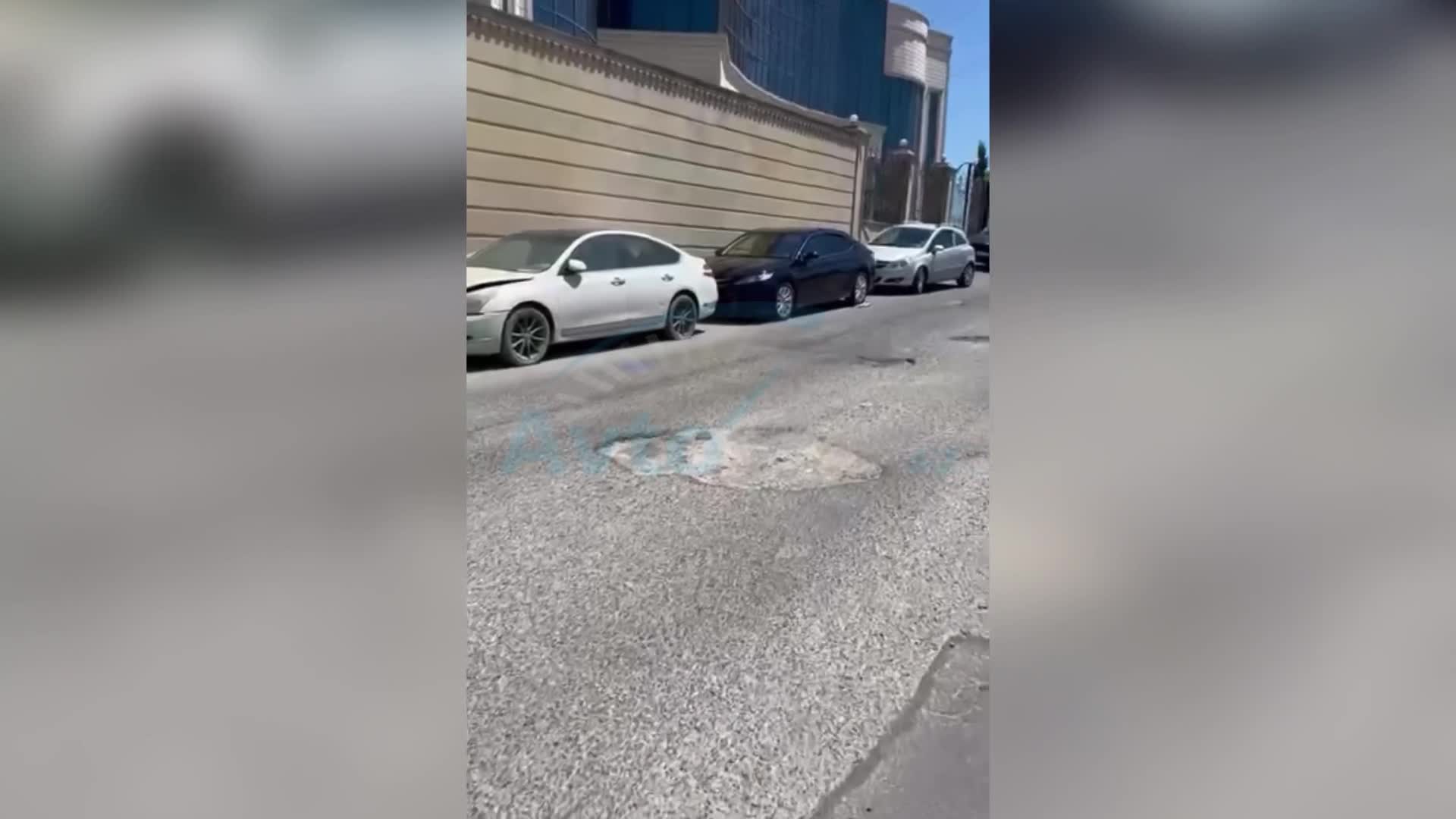 Çuxurlarla dolu bu küçə sürücülərə həm ziyan vurur