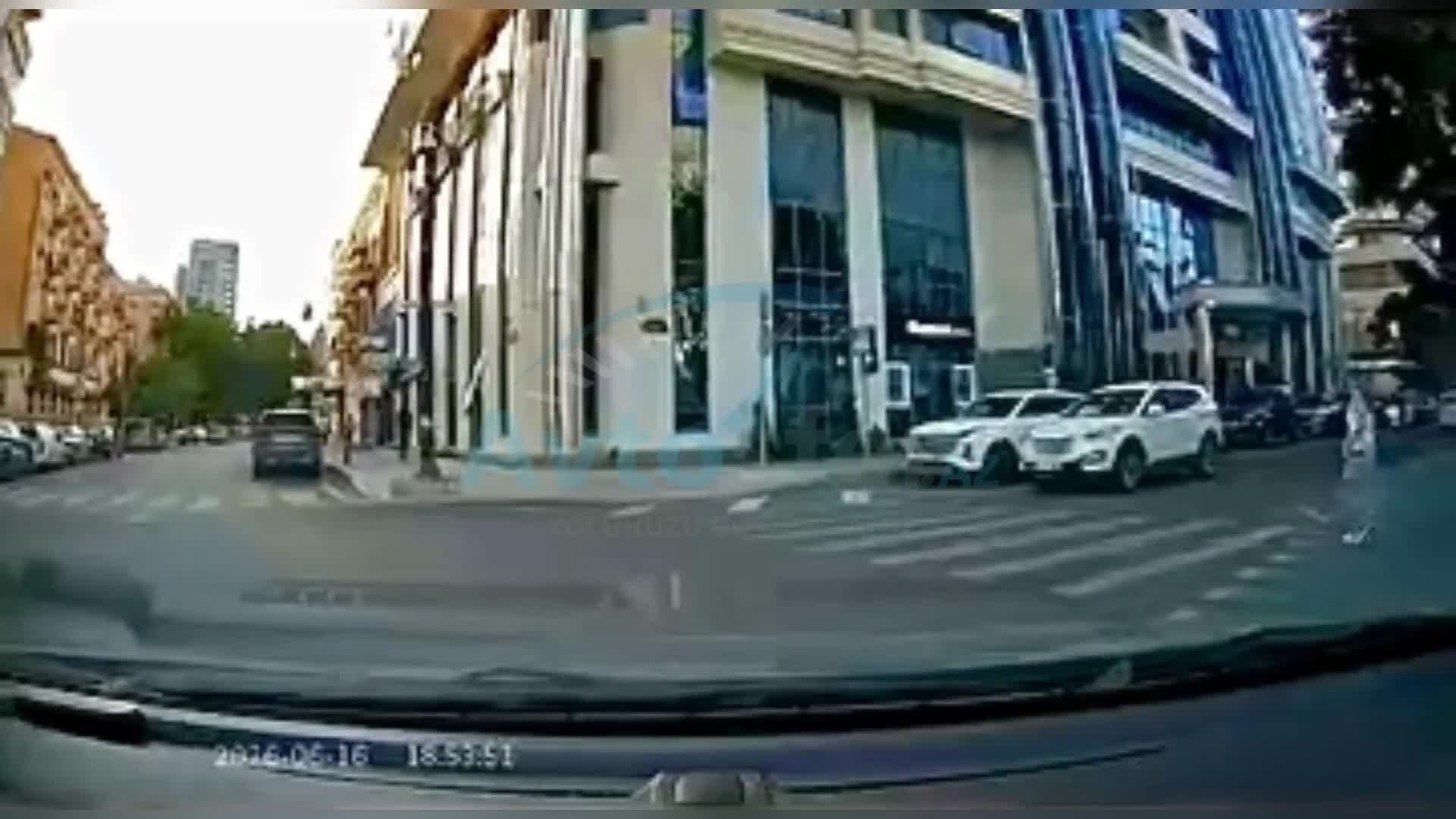 Əks yola çıxan sürücü son anda zolağına qayıdıb təhlükə yaratdı