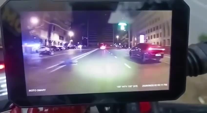 Bakıda minik avtomobili motosikletçini vurdu