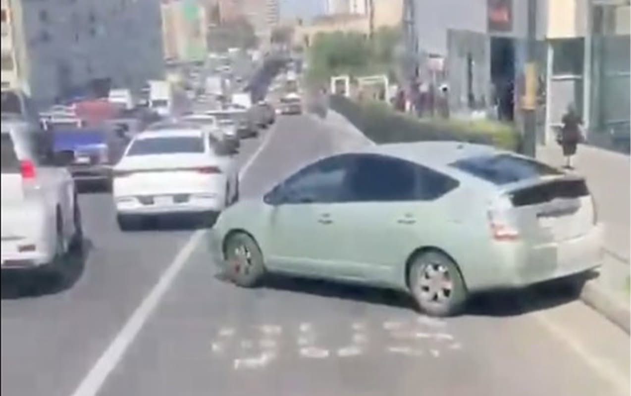 “Prius” sürücüsü maşını avtobus zolağında atıb getdi - VİDEO