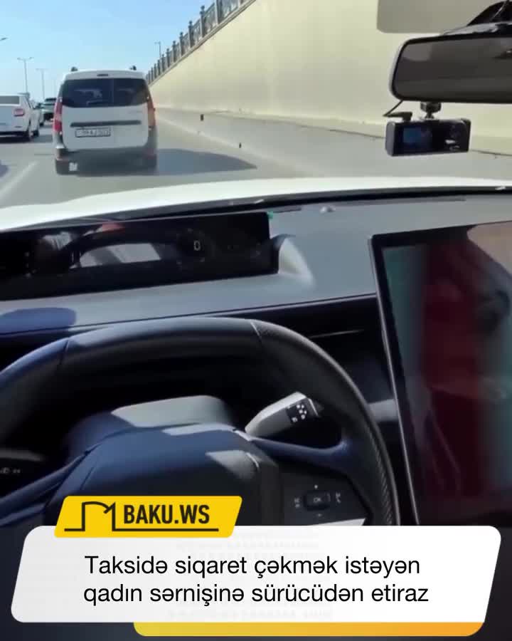 Taksidə siqaret çəkmək istəyən xanım sərnişin...
