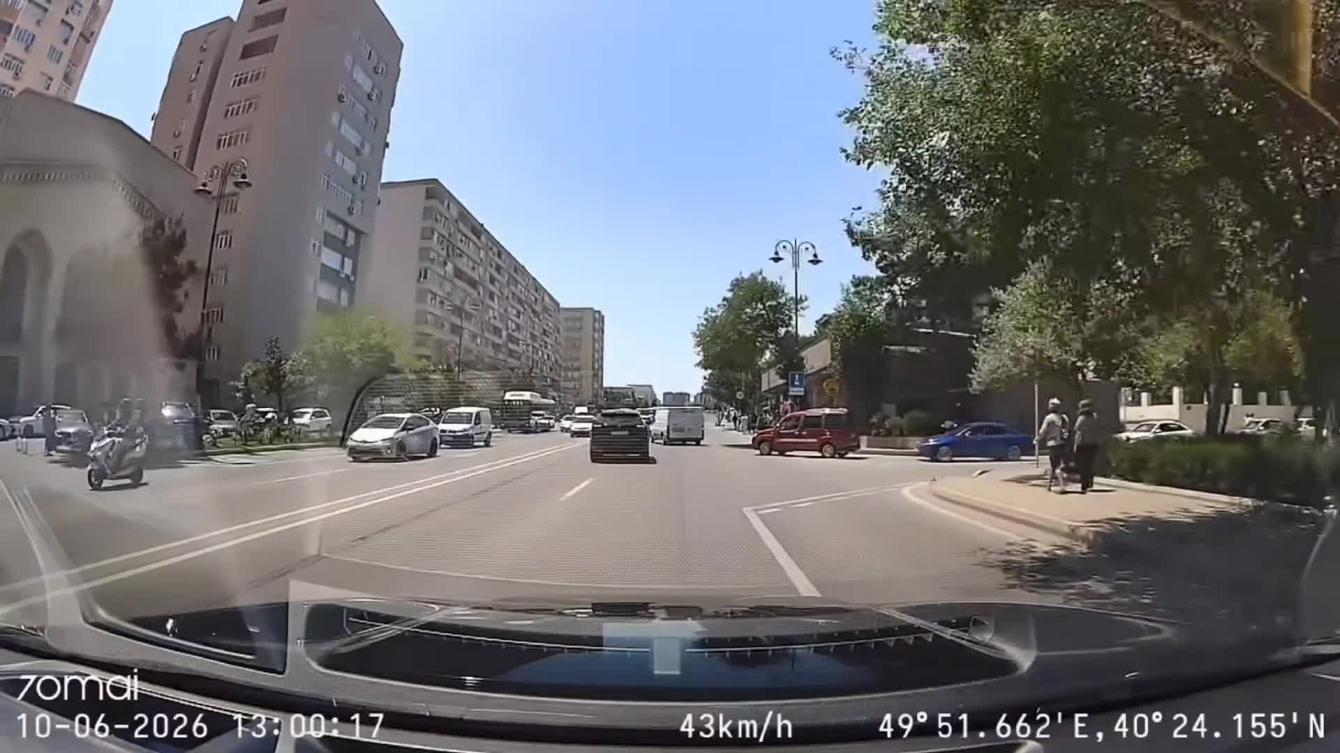 Baş yoldakı maşına əhəmiyyət verməyən sürücü iki qayda pozdu